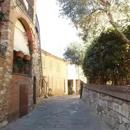 Sui Tetti Del Borgo Antico